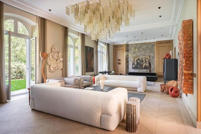 Private mansion between a ceremonial courtyard and a garden opening onto Parc M…