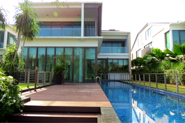 TRANQUIL BUNGALOW FRONTING GOLF COURSE AND LAKE